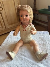 Porzellanpuppe über hundert Jahre alt. In se...