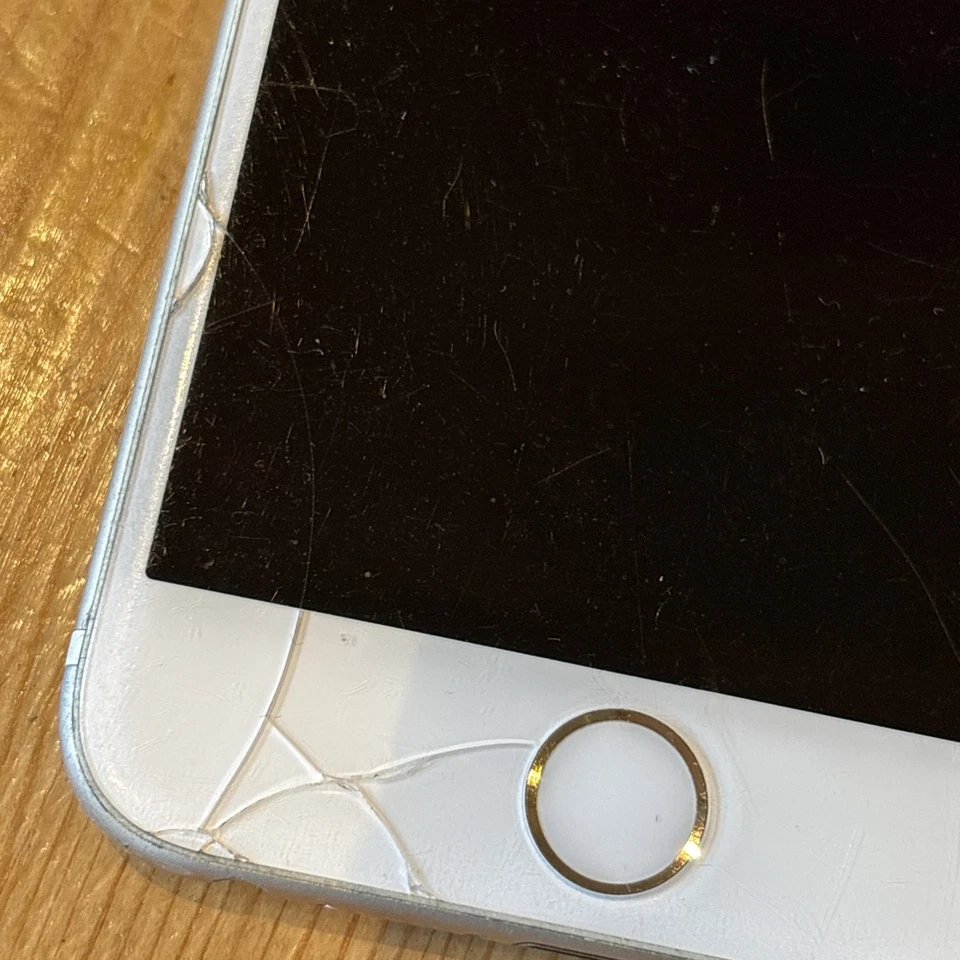 Apple iPhone 6 16gb in Gold and Apple iPhone 5S 16gb in Gray - Faulty - Spares - Image 2 of 4