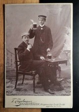 2 junge Männer als Schüler ? mit Mütze beim Bier / KAB Studentika / Bremerhaven
