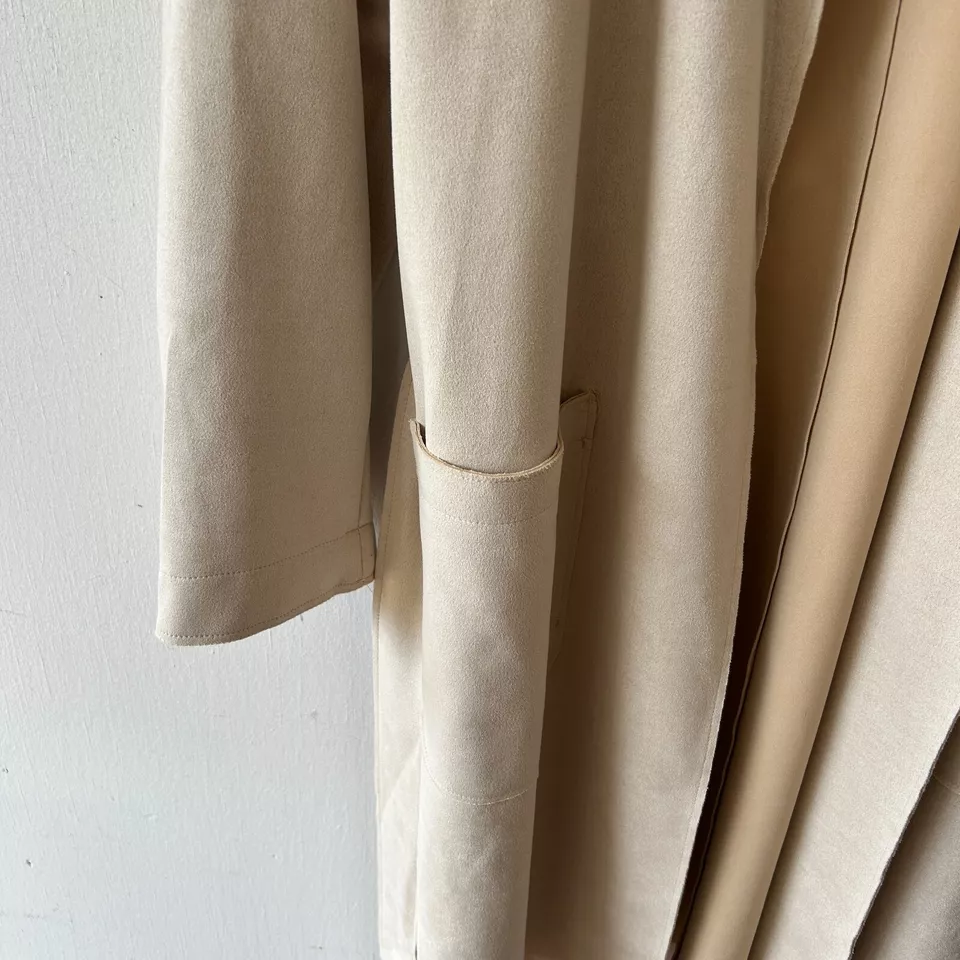 Trench coat feminino Tahari couro sintético M creme retrô Y2K bolsos de camurça com cinto - Imagem 3 de 4