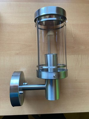 Lindby Edelstahl-Wandleuchte IP44 / E27