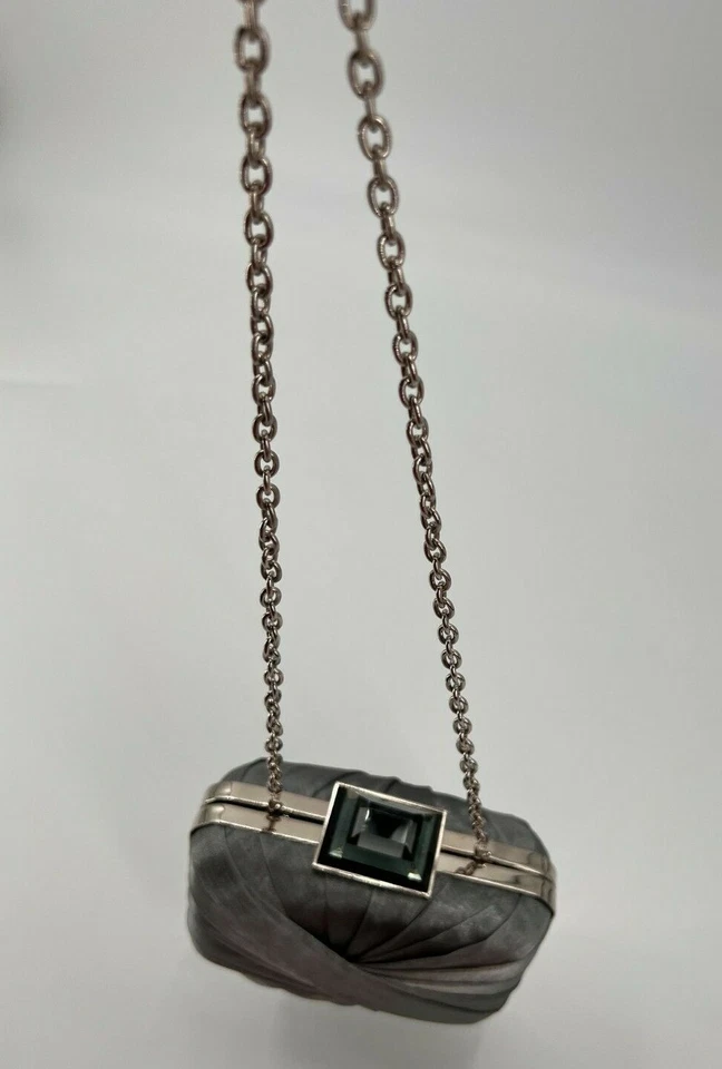 Sondra Roberts 设计师手拿包晚装单肩包银色缎面带链条 — 第 2/4 张图片