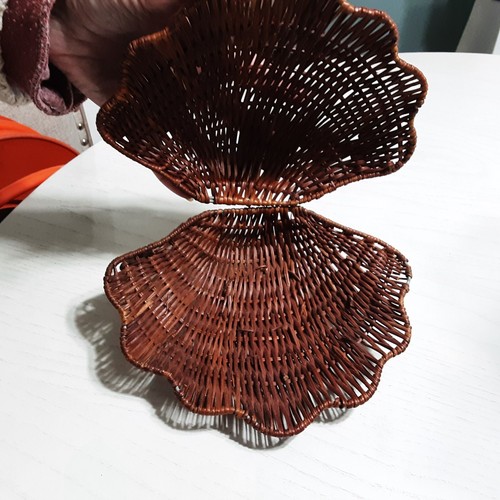 VINTAGE woven Clamshell design tabletop basket for nautical decor holds sea etc. - Picture 4 of 5