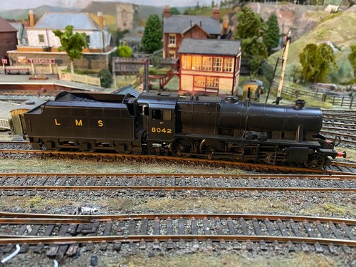 Hornby R 2249 Spurweite OO 2-8-0 LMS Klasse 8F Lok Nr. 8042, schwarz verwittert | Zustand: Used
