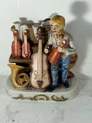 Vintage Weichporzellan Capodimonte Mann Instrument Verkäufer Figur 15 cm x 15 cm
