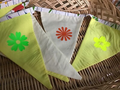 Handgefertigte D/seitige Wimpelkette 12 Fahnen ca. 3m - gelb mit leuchtenden Blumen