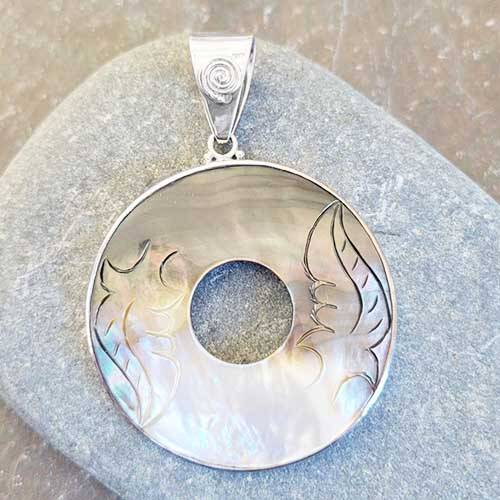 Offerings Sajen 925 Sterling Silver Black Mother of Pearl Carved Donut Pendant - Picture 1 of 2