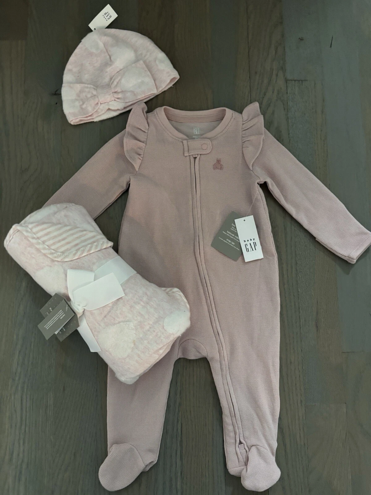 NWT Baby Gap girl 3-piece pink heart Layette blanket sleeper bow hat GIFT 0 3