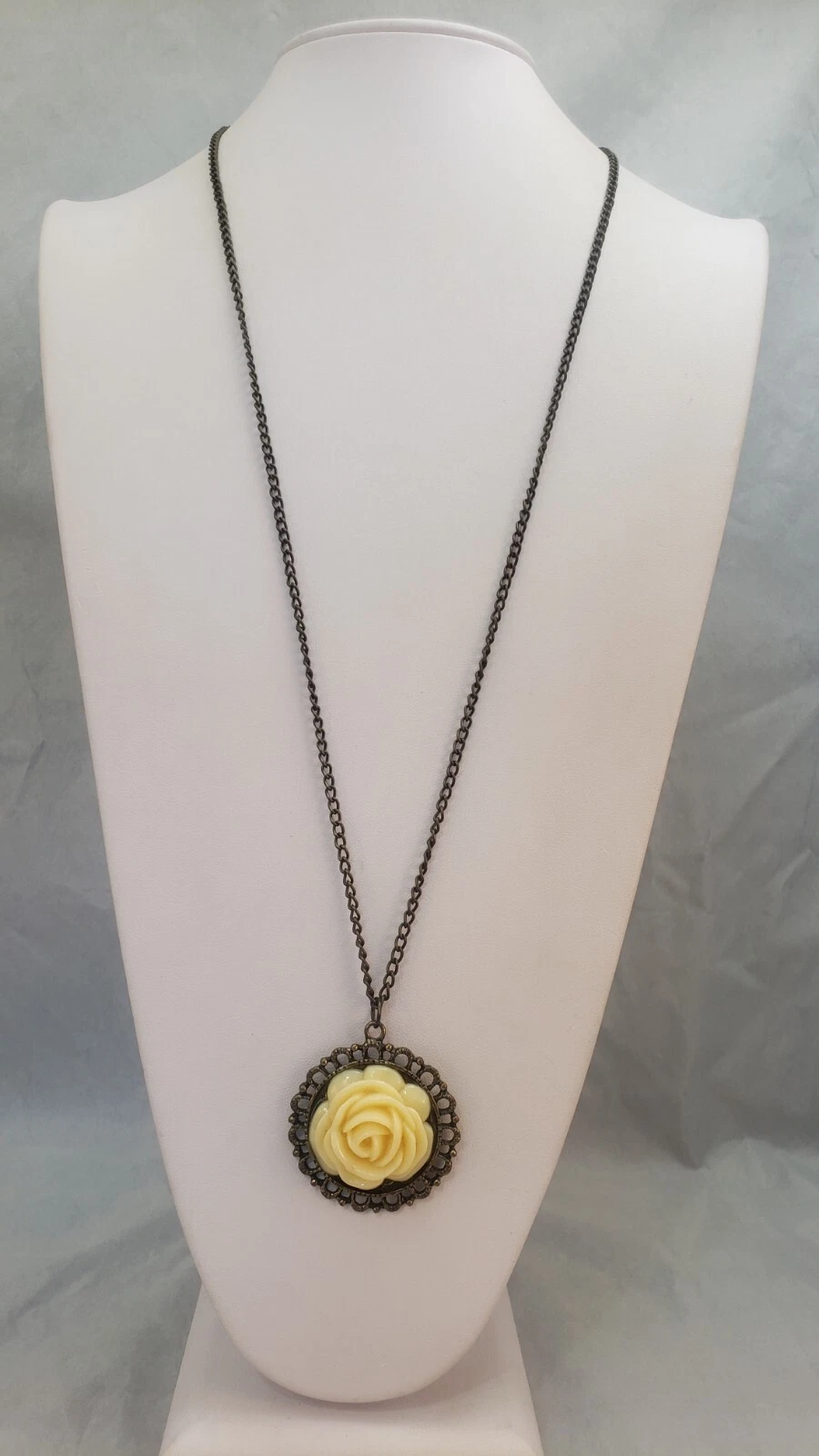 VETEMENTS Collana in metallo tono ottone scuro con ciondolo rosa colore crema lucite tema fiore