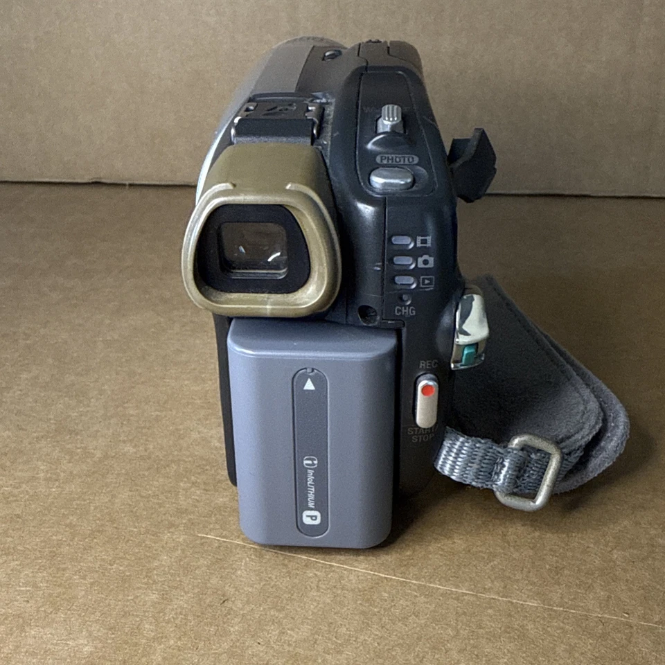 Sony Handycam DCR-DVD92E Handheld DVD-RW Camcorder Silver / Black - Image 4 of 4