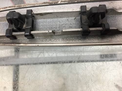 MERCEDES BENZ W211 E OSF RIGHT SIDE FRONT WING MOULDING TRIM STRIP A2116900262 - Picture 4 of 4