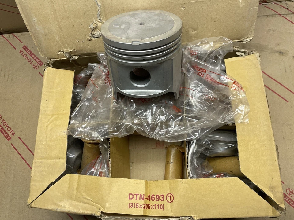 FJ40 FJ45 FJ43 FJ60 OEM NOS Piston Set - Image 3 of 4