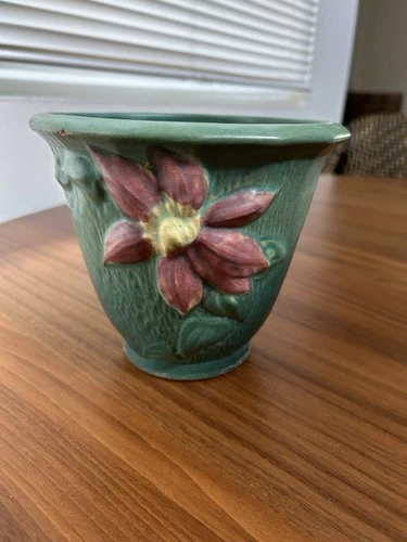 Roseville green Clematis flower pot