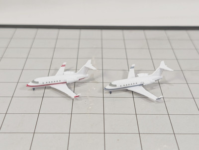 2x Bombardier Challenger CL-600 Business Private Jet Models 1:500 Scale Diorama