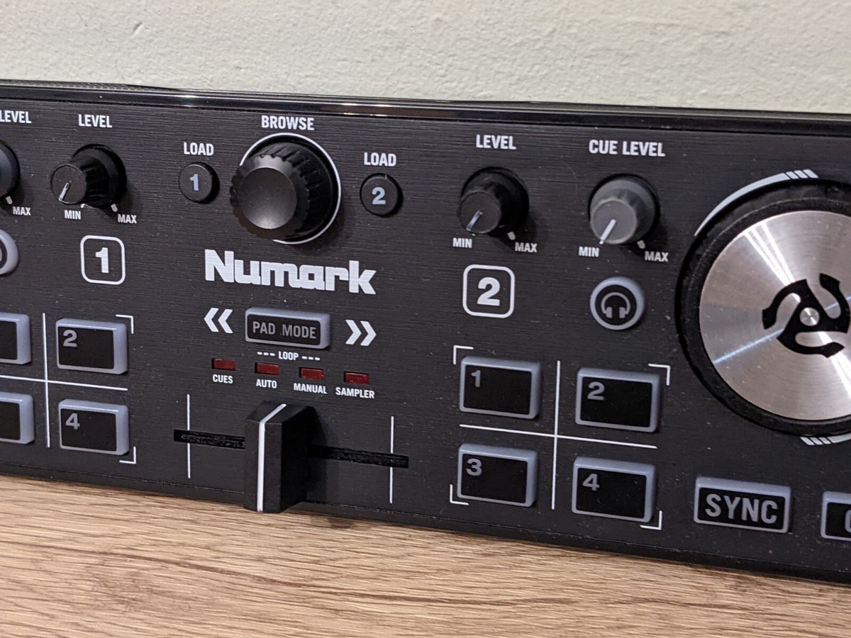 Numark DJ2GO2 - Ultra-portabler 2-Kanal DJ Controller für Serato DJ Lite, inklus