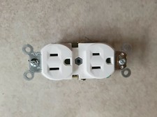 LEVITON DUPLEX GROUNDING OUTLET 15A-125V WHITE NEW