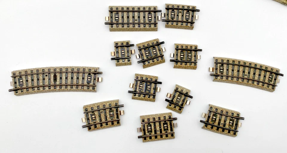 (66) MARKLIN TRAIN TRACKS CURVED 5100, 5200 & 5120, STRAIGHT 5106, SWITCHES, ETC - Image 2 of 4