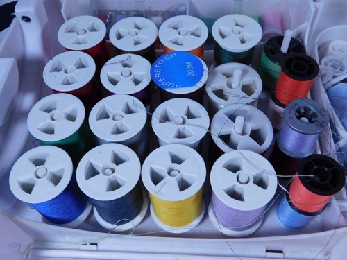 Singer Sew Essentials Thread Case c/w Contents ~ Threads & Accessories - Picture 9 of 22