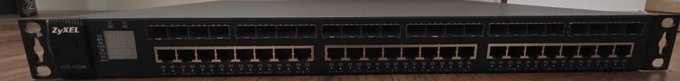 ZyXEL XGS-4528F 24 port ethernet gigabit network switch with uplink module - Image 3 of 4