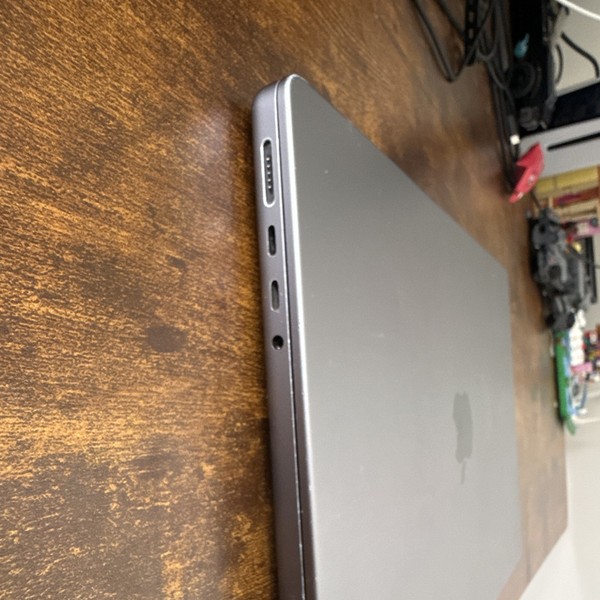 Apple MacBook Pro 14” 2021 M1 Pro 16GB RAM 512GB SSD - Daño en pantalla - Totalmente funcional 3