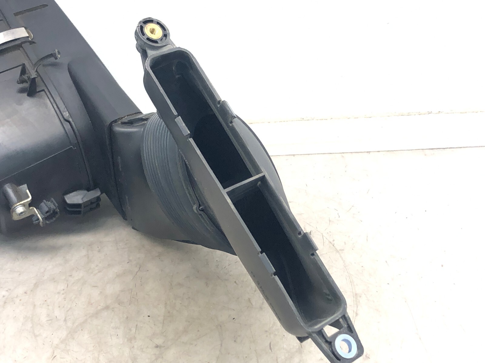 2017-2020 MASERATI LEVANTE RIGHT PASSENGER FRONT AIR CLEANER FILTER HOUSING OEM