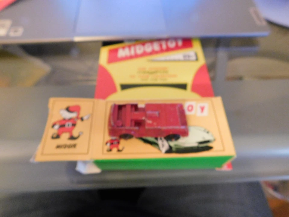 DIECAST TOY FIRE TRUCK - CIRCA 1950's - ANTIQUE VINTAGE - MIDGETOY - 2 7/8" NIB - Image 4 of 4