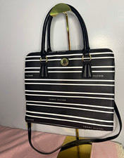 Borsa a tracolla Tommy Hilfiger nera bianca a righe manico superiore zip foderata