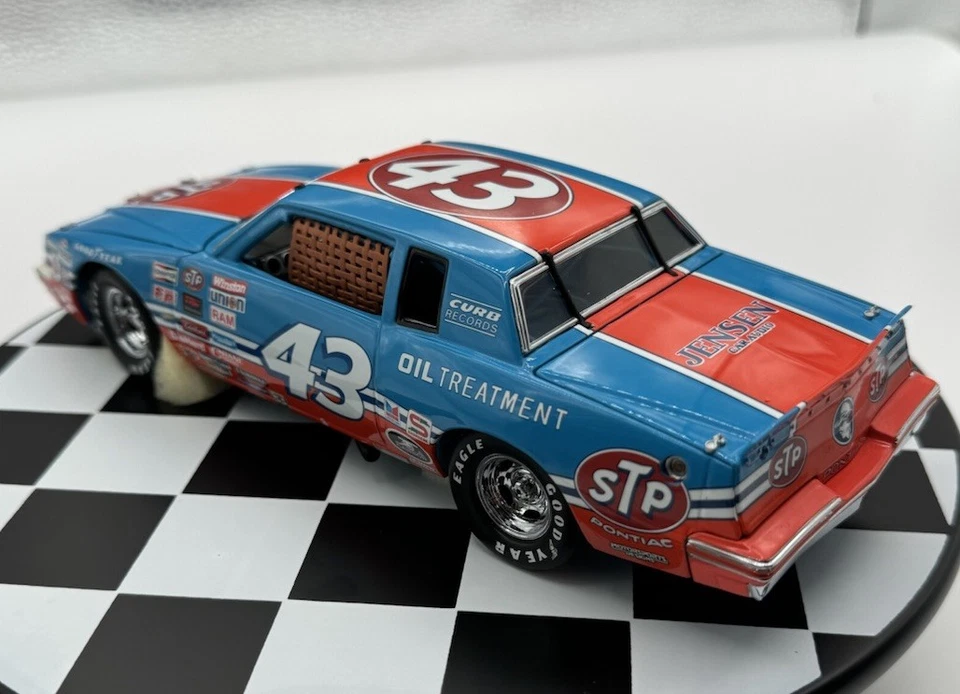 Franklin Mint 1:24 Richard Petty 1984 Pontiac Grand Prix 200 Wins Diecast NEW - Image 2 of 4