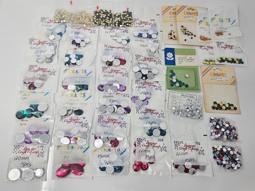 Lotto 40 Confezioni Assortite Vintage Colla-On Gioielli Strass Cucito Artigianato - Foto 1 di 4
