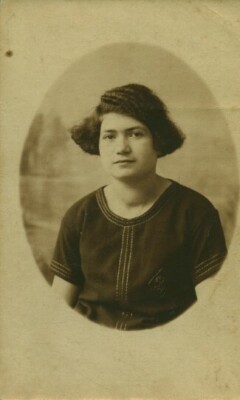 Alte Fotokarte Frau posiert 1920