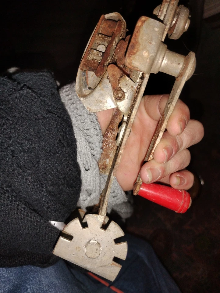 Vintage Swing-Away Manual Wall Mount Can Opener with Red Handle and Bracket - Image 4 of 4
