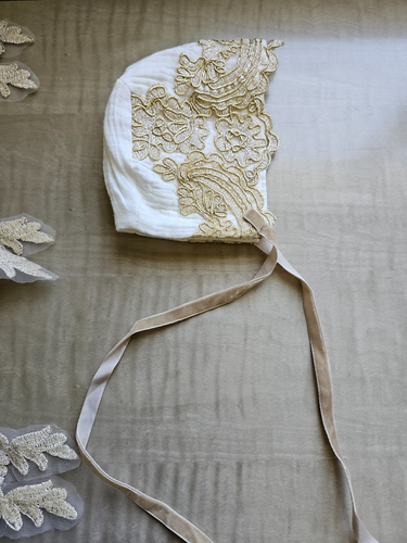 Exquisite baby shawl / blanket and bonnet with gold lace edging - Picture 10 of 14