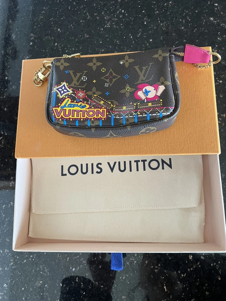 Louis Vuitton Mini Pochette Vivienne M69752 Animación de Navidad Parque de Atracciones Foto 2 de 4