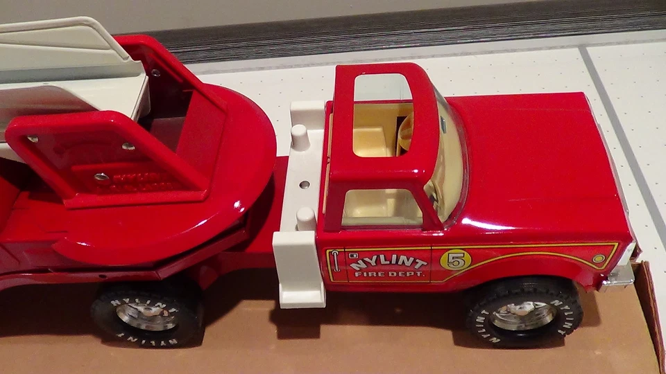 NIB 1984 NYLINT 942 Aerial Ladder Ford F350 pickup truck EXCLUSIVE Firehouse Set - Image 3 of 4