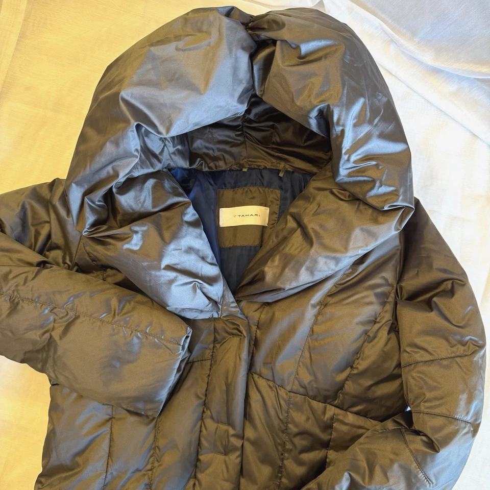 Abrigo parka largo acolchado con capucha a presión marrón con cremallera Tahari para mujer dobladillo con volantes mediano Foto 2 de 4