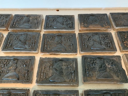 Carreau en terre cuite patinée Décor de buste de la renaissance XIX siècle - Imagen 4 de 10