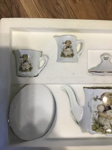 Reutter Porzellan MJ Hummel Miniature Tea Set 7 pieces of Little Girl - Picture 5 of 6