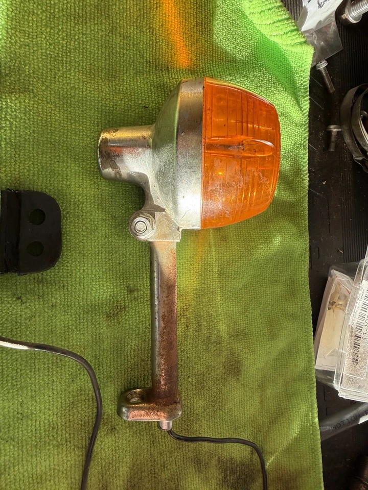 Señal de giro trasero izquierdo Honda CB 360 T 74’ con todo el hardware funcional Foto 2 de 4