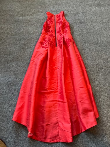 Abito alto-basso ricamato fiori viola rosso noir Sachin & Babi $1500 taglia 6 - Foto 10 di 15