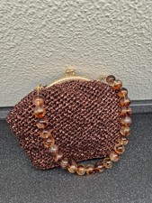 Handgemachte braune Abendtasche mit Perlenhen...