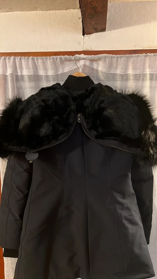 Abrigo de plumón Mackage Akiva con capucha forrada de piel pequeño Foto 3 de 4