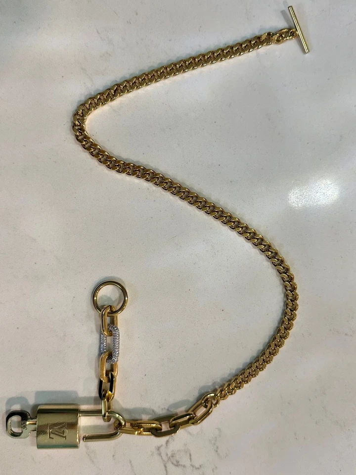 Cerradura y llave Louis Vuitton auténticas personalizadas con cadena S925 llena de oro de 18 quilates sin marca Foto 3 de 4
