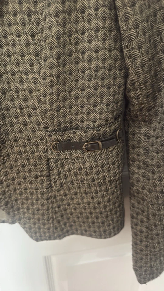 David Meister olive green Blazer with Notched Lapels and leather accent size 8 - Image 4 of 4