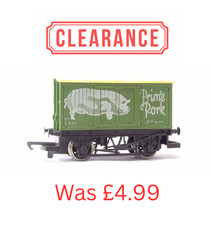 Hornby OO Gauge R216 12T Closed Van Prime Pork