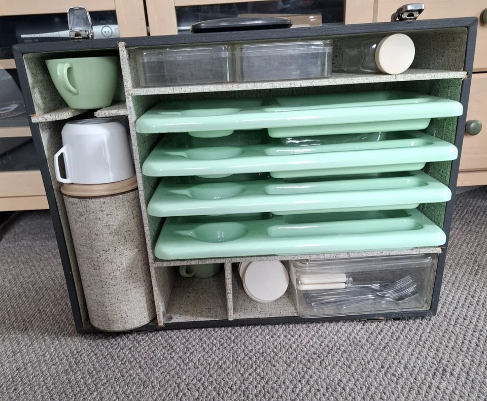 Revelation Retro 1950 VINTAGE  Cased Picnic Set for 4 ,2 Thermos Flasks, Cups,  - Image 2 of 4