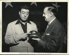 Press Photo Actor Jackie Gleason receives hat from co-star - pix17644