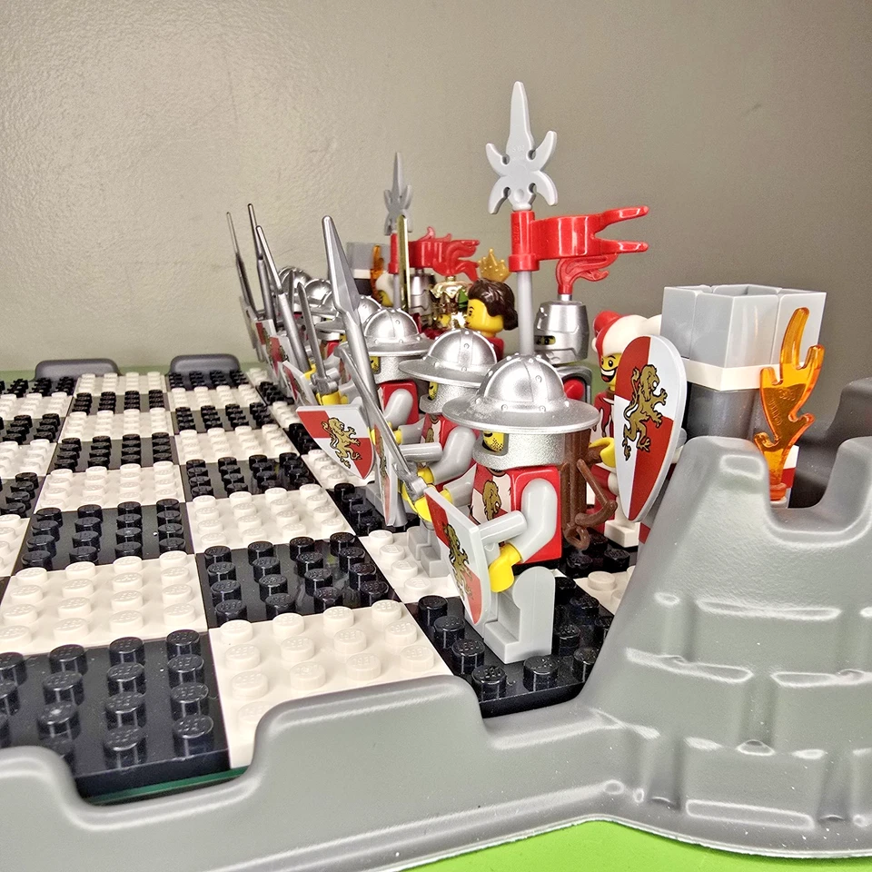 LEGO Games: Kingdoms Chess Set (853373) Complete W/ Minifigures, Inst. & Box - Image 3 of 4