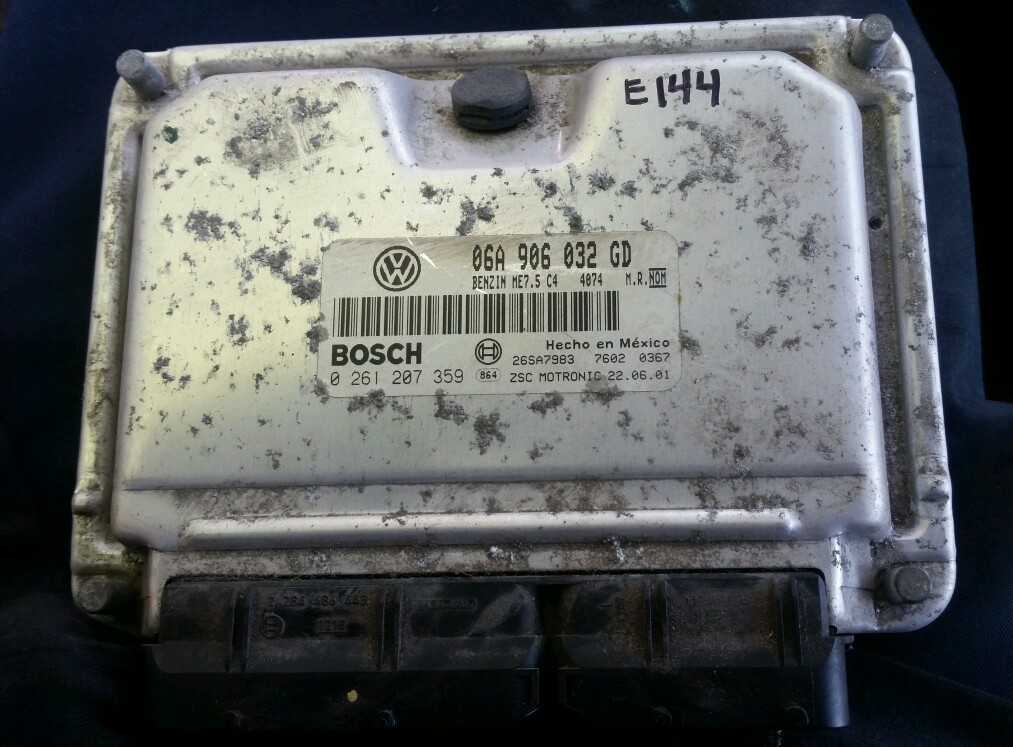 フォルクスワーゲン ザ・ビートル オンボードECU 2002 VW Beetle ECU ECM BOSCH ENGINE Computer AZG 2.0 AT