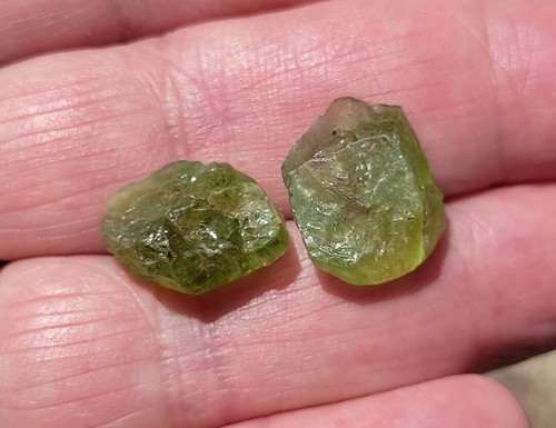 Péridots bruts de belle qualité, lot de 2 = 5,1 g. gemmes naturels du Pakistan - Photo 4/6