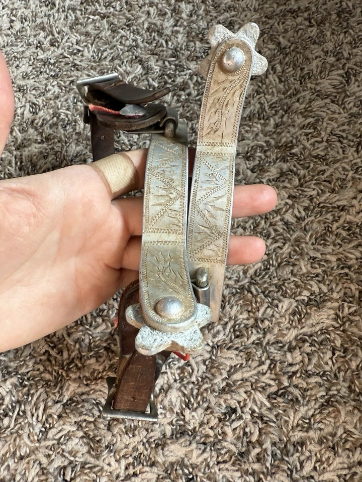 Correas de cuero Circle Y para mujer y espuelas de aluminio con herramientas Foto 2 de 4